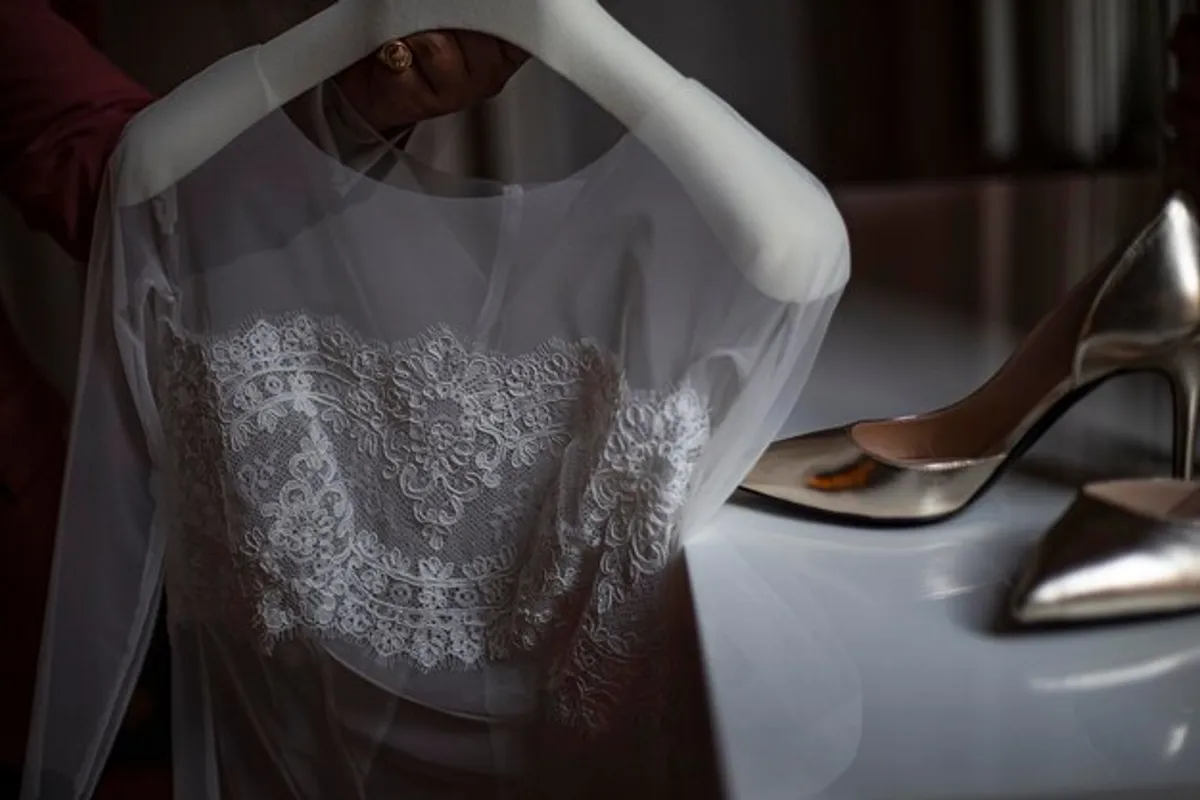 Glamouröses Abendkleid auf einem Kleiderständer im Atelier